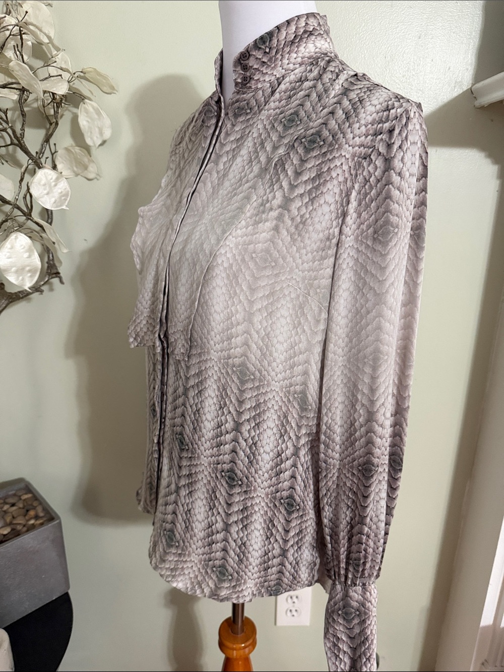 Joe's Jeans Neutral Snake-Print 100% Silk  Mandarin Collar Blouse - Picture 5 of 5